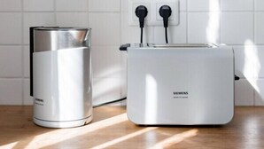 Una cocina con un tostador Siemens y un recipiente de acero inoxidable sobre una encimera de madera.