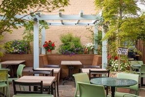 Terrace/patio - The Swan Hotel by Wetherspoon (Leighton Buzzard)