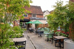 Terrace/patio - The Swan Hotel by Wetherspoon (Leighton Buzzard)