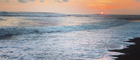 På stranden, liggestole, badehåndklæder