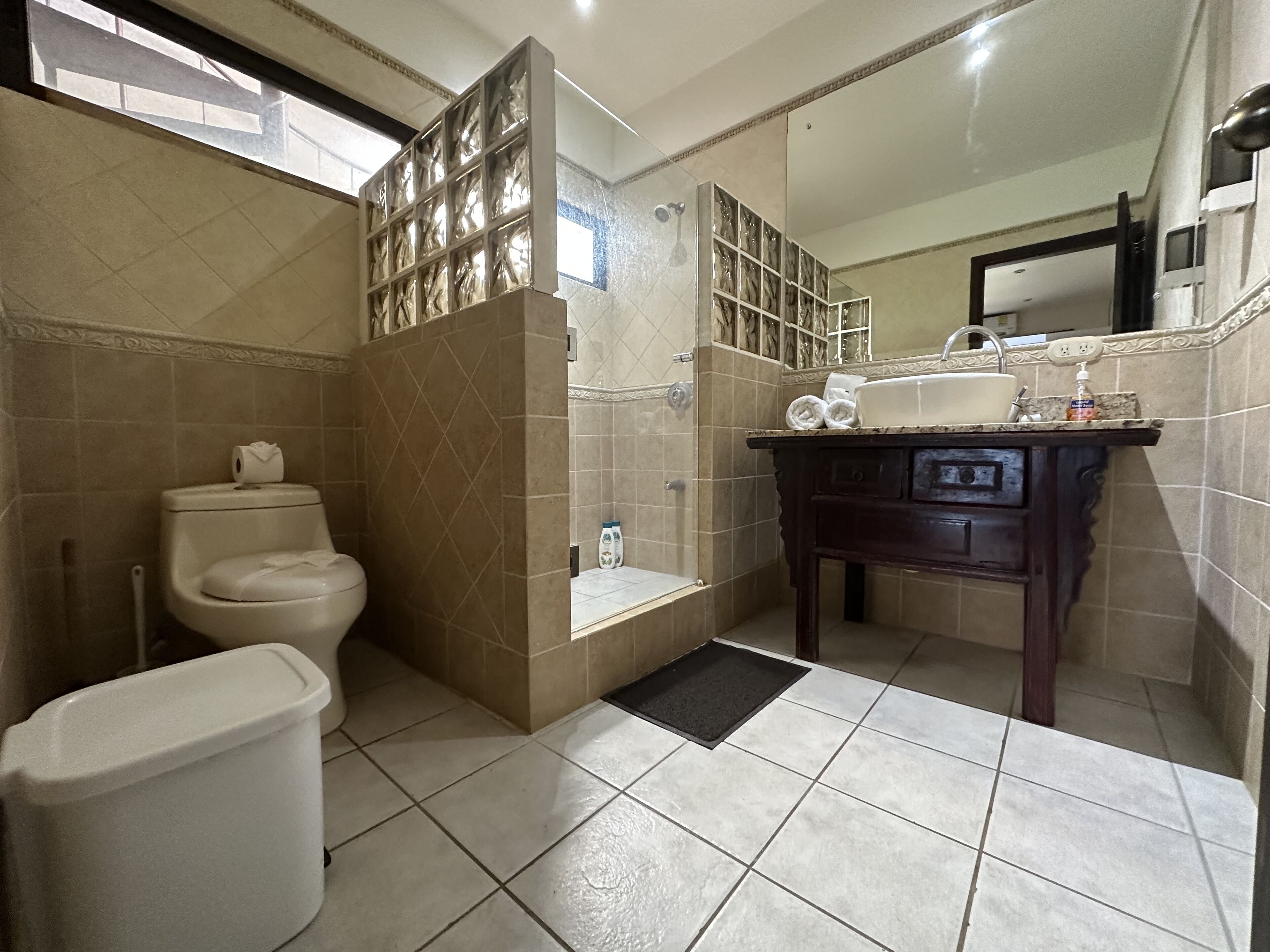 Un baño con inodoro, ducha y lavabo.