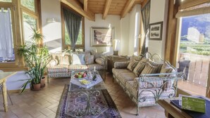 Appartement, 2 chambres | Salle de séjour | Téléviseur à écran plat