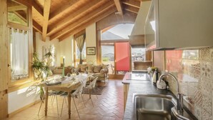 Appartement, 2 chambres | Repas dans la chambre