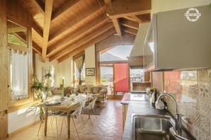 Appartement, 2 chambres | Restauration dans la chambre