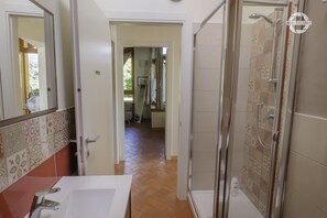 Apartamento, 2 habitaciones | Baño | Ducha, cabezal de ducha tipo lluvia, secador de pelo y bidé