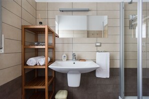 Appartamento, 3 camere da letto | Bagno | Vasca e doccia separate, soffione a pioggia, asciugacapelli, bidet