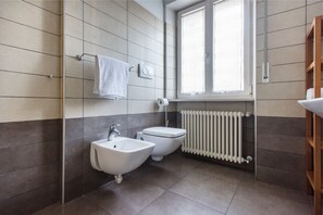 Apartment, 3 Bedrooms | Bathroom | Separate bathtub and shower, rainfall showerhead, hair dryer, bidet - Casa Daniza (Trento)