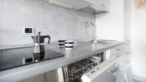 Apartment, 1 Bedroom | Private kitchen | Espresso maker, full-size fridge, oven, stovetop - Casa Davide (Riva del Garda)