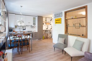 Apartment, 1 Schlafzimmer | Essbereich im Zimmer