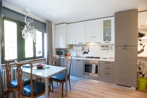 Apartment, 1 Schlafzimmer | Essbereich im Zimmer