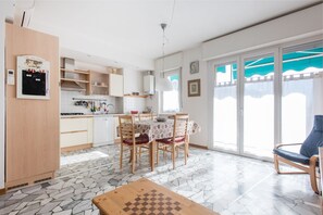 Apartment, 2 Schlafzimmer | Essbereich im Zimmer
