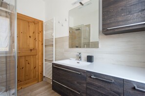 Apartment, 2 Bedrooms | Bathroom | Shower, rainfall showerhead, hair dryer, bidet - Casa Girasole (Trento)