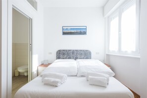 2 عدّة غرف نوم وواي فاي مجانًا وملاءات أسرّة