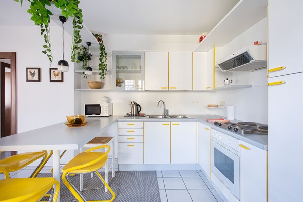 Frigorifero con congelatore, forno, piano cottura