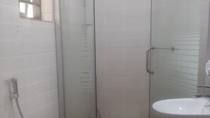 Shower, slippers, towels - Midland Hotel (Mukarange)