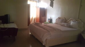 Peti besi dalam bilik, meja, ruang kerja komputer riba