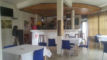 2 bares o lounges