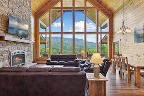 Smart TV, fireplace, DVD player - Peak A View: 180 Degree Views, Firepit, Hot Tub (Gatlinburg)