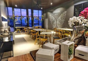 Dining - Deluxe King Suite with Garden View 4 (Kuala Lumpur,)