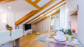 Lejlighed (One-Bedroom Apartment) | Spisestue