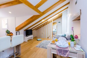 Apartment (One-Bedroom Apartment) | Dining room