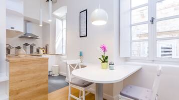 Studio (Studio Apartment) | Dining room