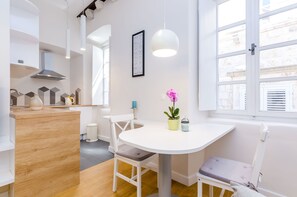 Studio (Studio Apartment) | Salle à manger