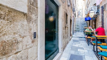 Estudio (Studio Apartment) | Exterior