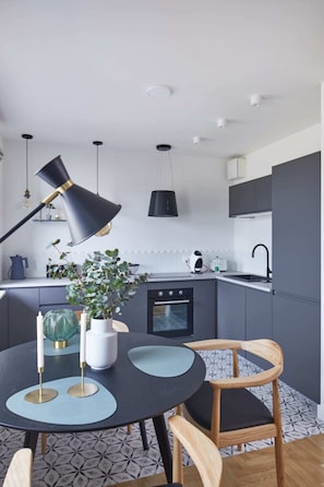 Comfort Studio Suite | Private kitchen | Fridge, oven, stovetop, dishwasher - Metro Politechnika Studio (Warsaw)