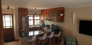 Casa, 3 habitaciones, terraza | Cocina privada | Frigorífico grande, microondas, horno y placa de cocina