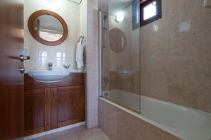 Apartment | Bathroom | Hair dryer, towels - Apartment DD12 - Chloe (Kouklia)