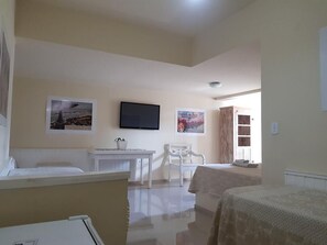 Minibar, escritorio, wifi gratis y ropa de cama