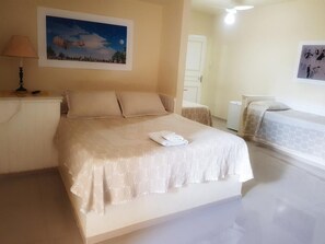 Superior Triple Room | Minibar, desk, free WiFi, bed sheets - Pousada 14 Bis (Petrópolis)