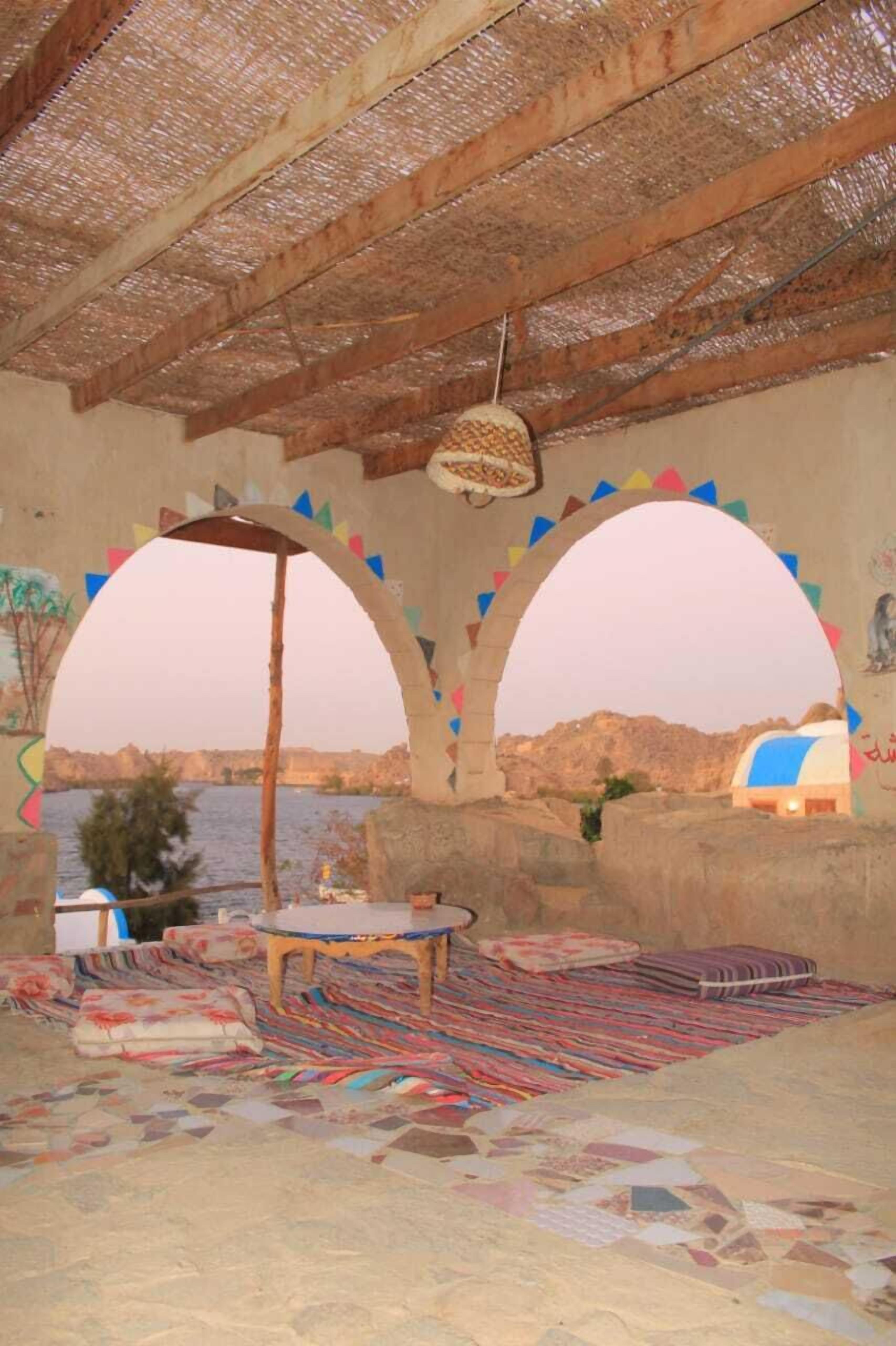 Phục vụ bữa sáng, bữa trưa và bữa tối 