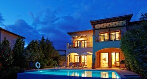 Bagian depan properti - sore/malam
