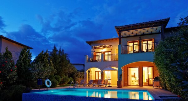 Front of property – evening/night - Villa TH02 - Iremos (Kouklia)