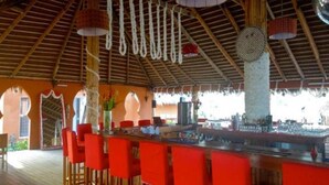 Bar (trong khuôn viên)