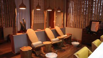 Salas de tratamiento para parejas, un sauna, una bañera de hidromasaje