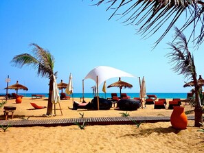 Private beach, sun loungers, beach bar - Pure Plage (Lomé)