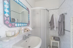 Superior Double or Twin Room | Bathroom | Combined shower/tub, jetted tub, rainfall showerhead, hair dryer - Forte Inn (Forte dei Marmi)