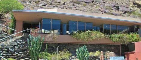 Una piscina al aire libre, una piscina climatizada