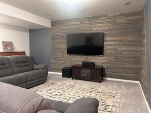 TV, fireplace, video games - Ideal Get Away for Friends and Family and bring the pets (Colorado Springs)