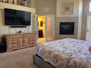 4 bedrooms, iron/ironing board, WiFi, bed sheets - Ideal Get Away for Friends and Family and bring the pets (Colorado Springs)