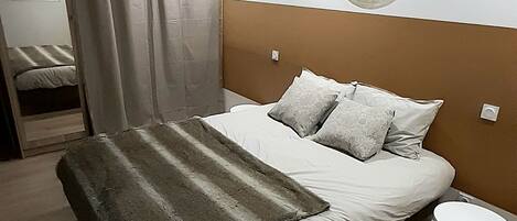 4 bedrooms, iron/ironing board, WiFi