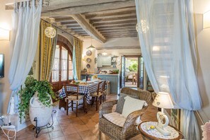 Smart-TV, Kamin, Stereoanlage