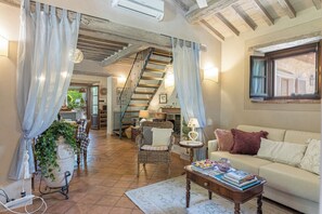 Smart-TV, Kamin, Stereoanlage