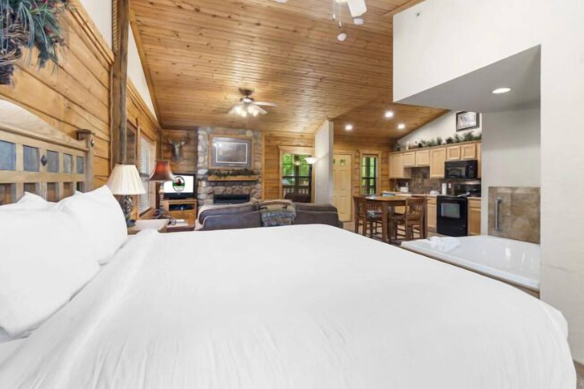 Grand Cabin, 1 Bedroom, Jetted Tub | Premium bedding, WiFi (free), individually decorated