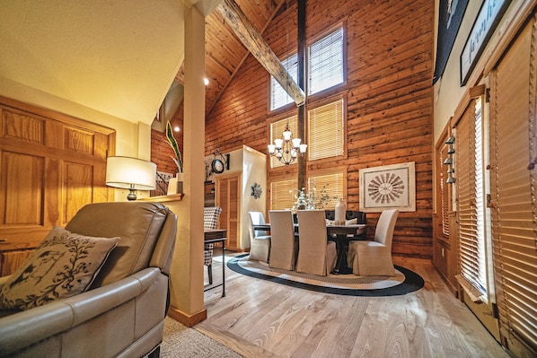 Cabaña familiar, 2 habitaciones, Terraza | Área de sala de estar | Televisión de pantalla plana de 42 pulgadas con canales por cable