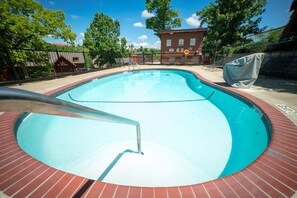 Seasonal outdoor pool - Cabins at Grand Mountain (Branson)