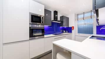 Appartement, 1 chambre | Cuisine privée | Grand réfrigérateur, micro-ondes, four, plaque de cuisson